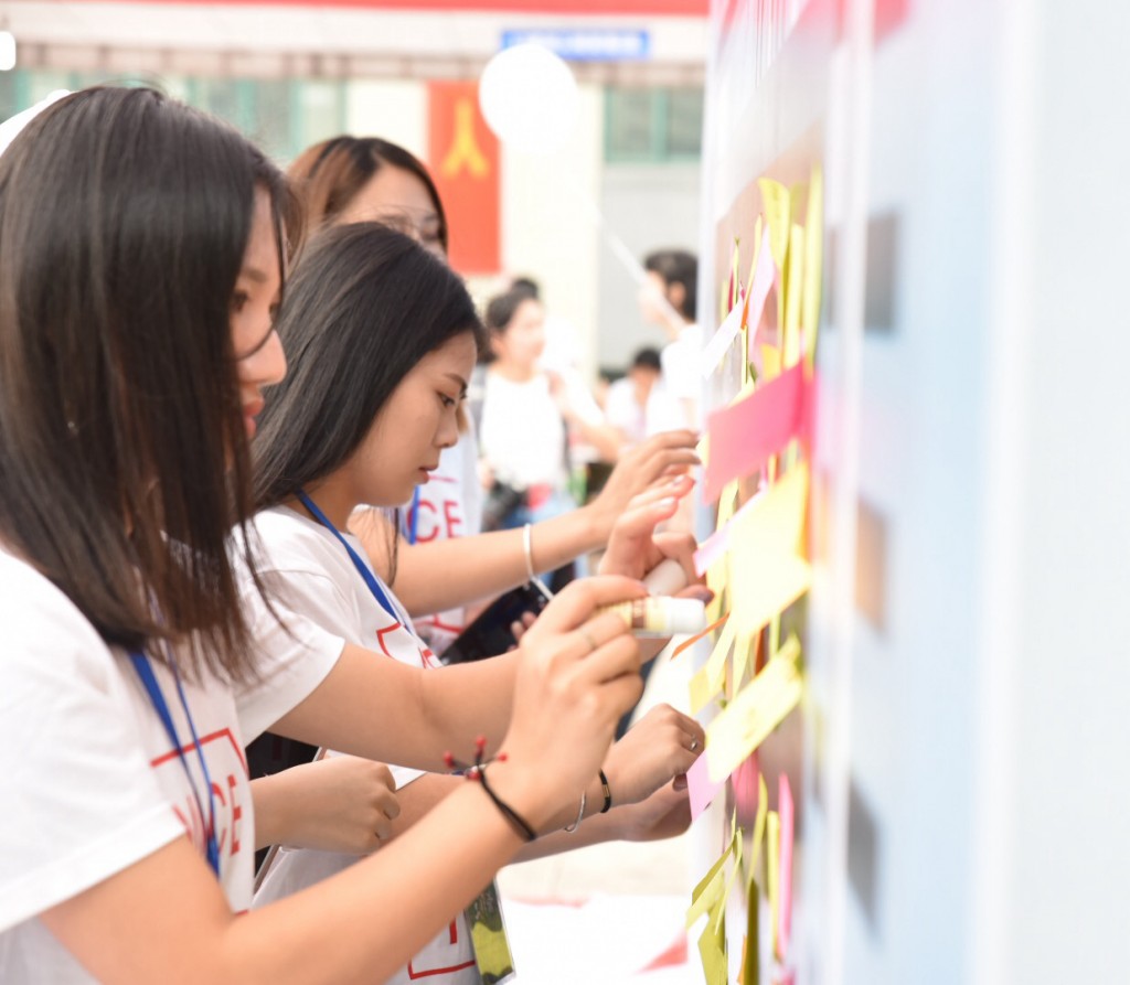 在长征，让我们一起书写最美的诗篇