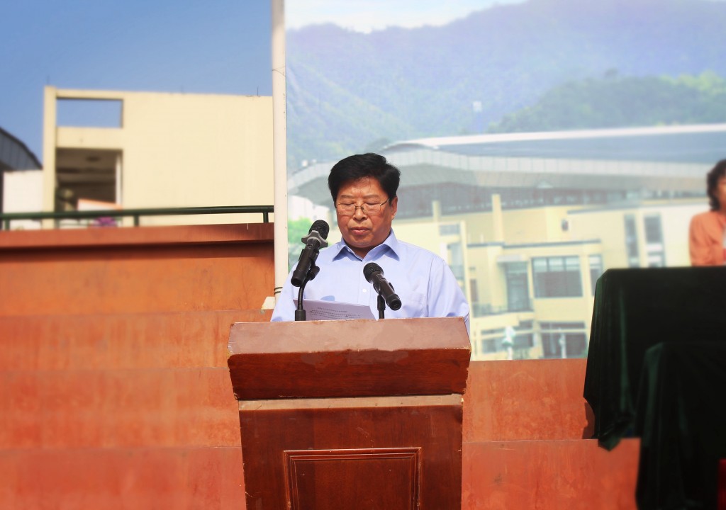 副院长杜宝山宣读国家奖学金、省级优秀毕业生、院级优秀毕业生表彰文件 